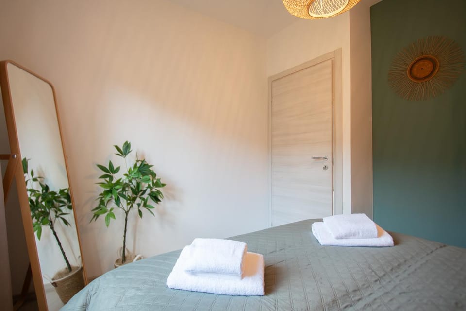 Bedroom, towels