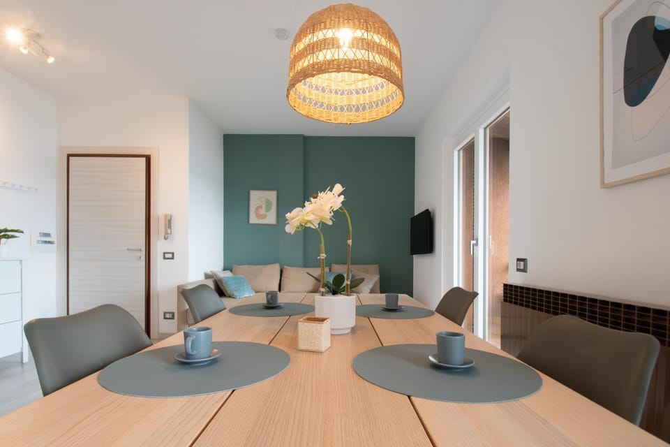 TV and multimedia, Living room, Seating area, Dining area