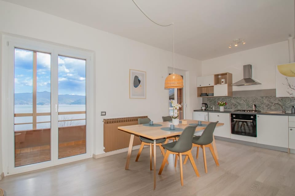 Natural landscape, Kitchen or kitchenette, Dining area, Lake view, Mountain view, stove