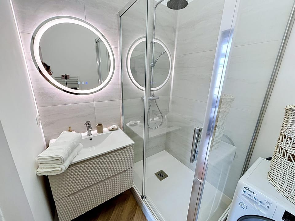 Shower, Bathroom, towels