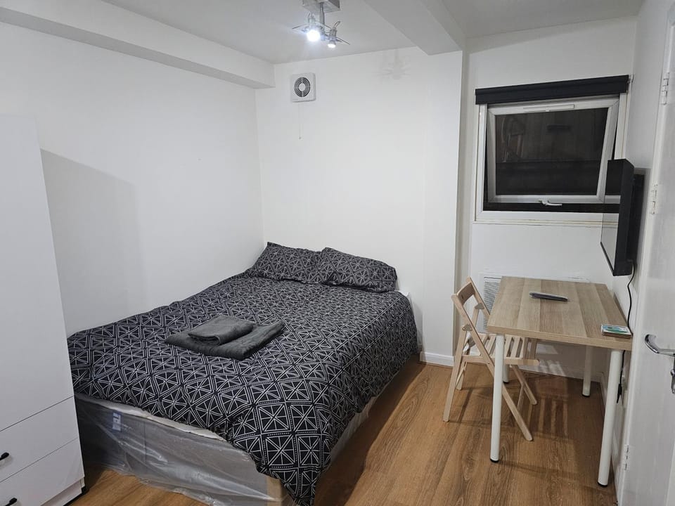 Bed, TV and multimedia, Bedroom