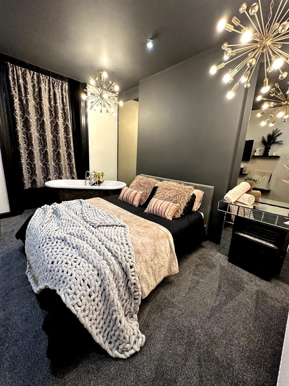Cinema flat with bathtub in bedroom and parking, sleeps 4 Apartment in Newcastle upon Tyne