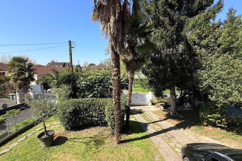 Paisible cocon famille, jardin et parking privé House in Pau