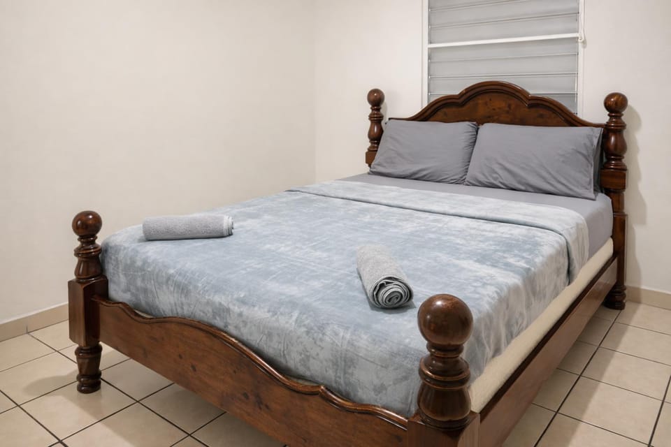 Bed, Bedroom, internet, towels, air conditioner