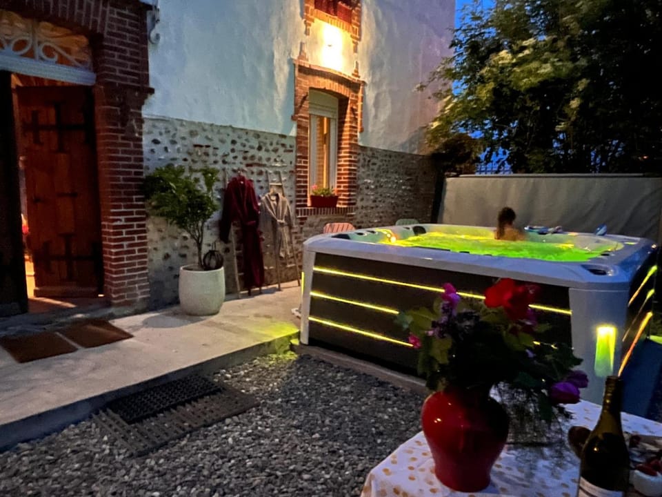 Hot Tub, Sauna