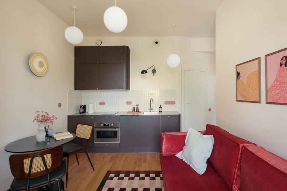 Communal lounge/ TV room, Kitchen or kitchenette, Living room, microwave, oven, stove, stove, kitchen