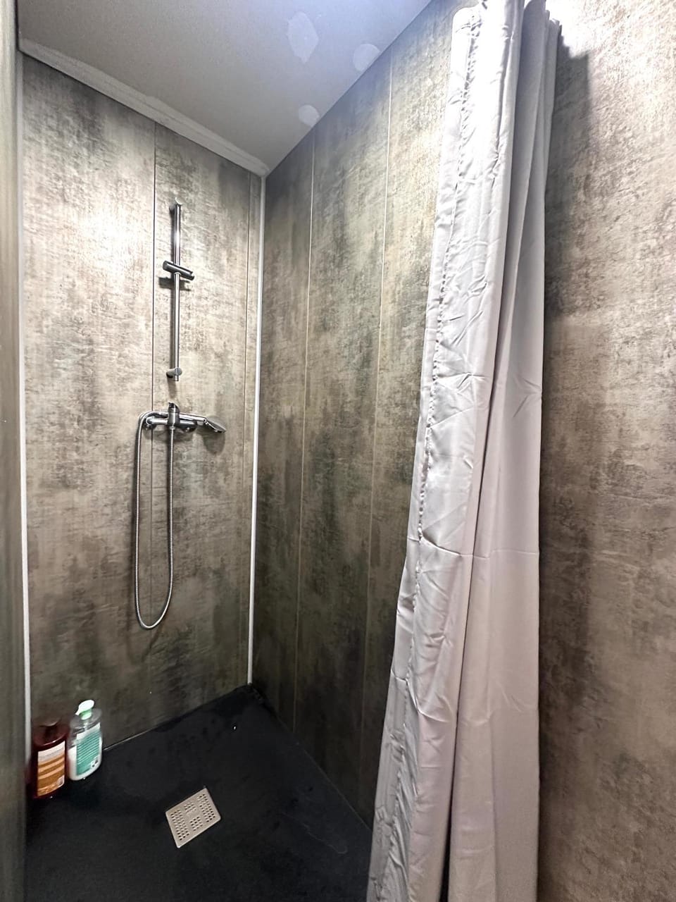 Shower, towels