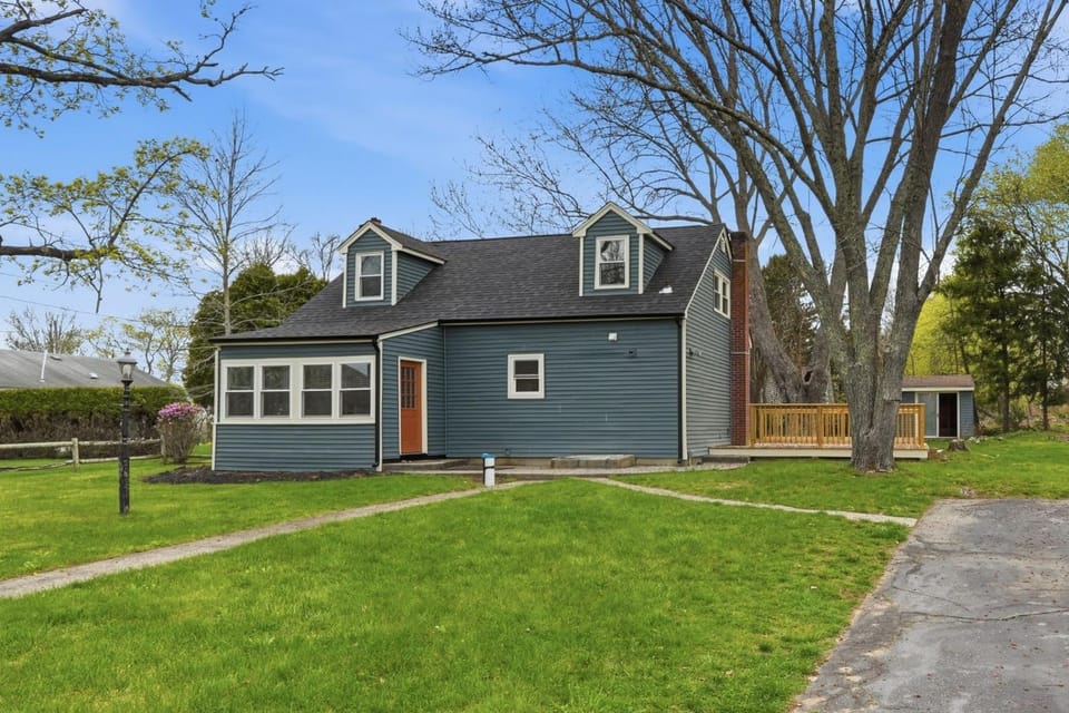 Property building, Neighbourhood, Natural landscape, Garden, Garden view