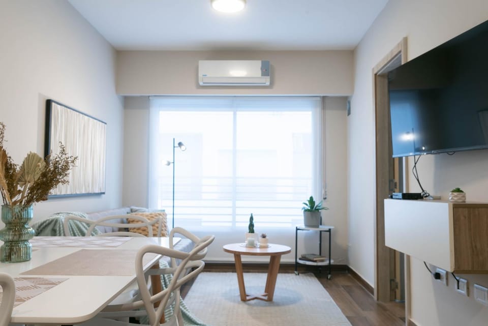 TV and multimedia, Living room, Seating area, Dining area, air conditioner