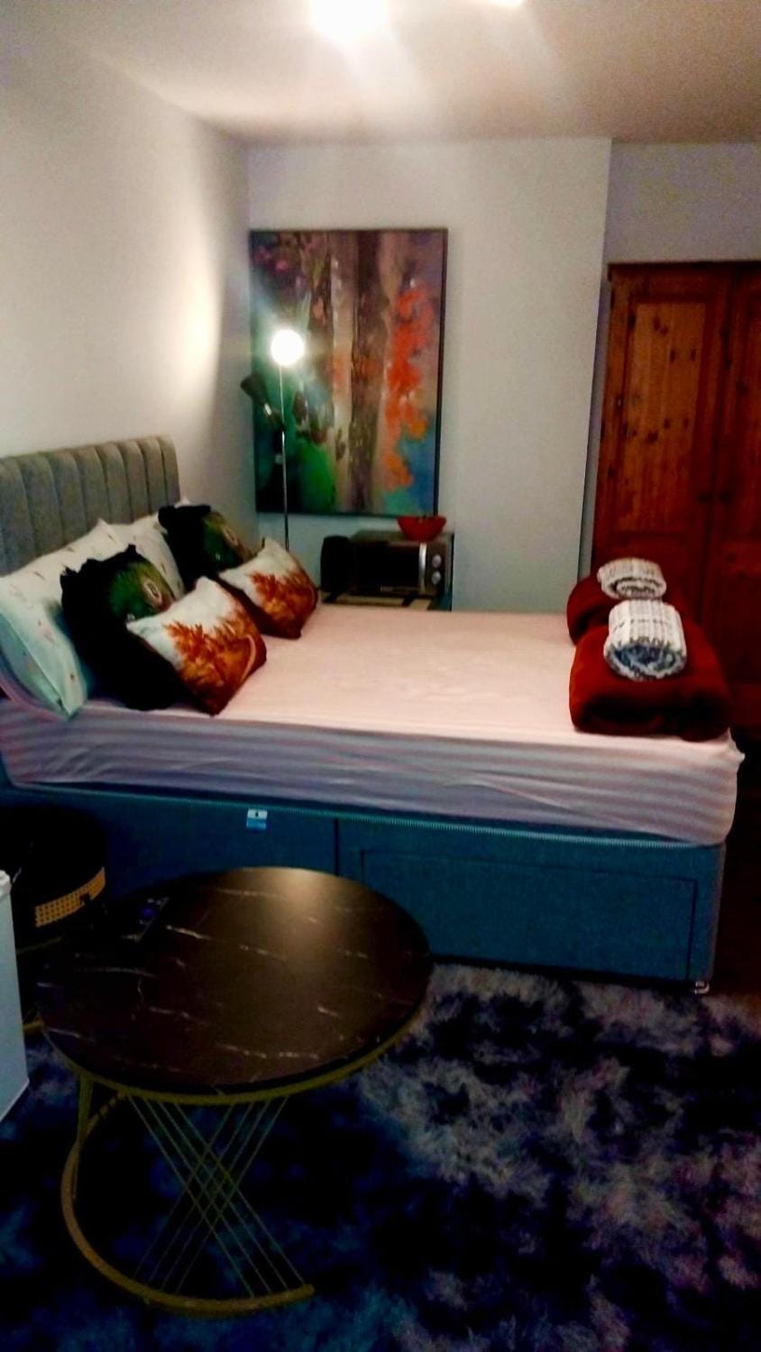 17 southview Avenue, Tilbury, RM18 7SA Bed and Breakfast in Grays