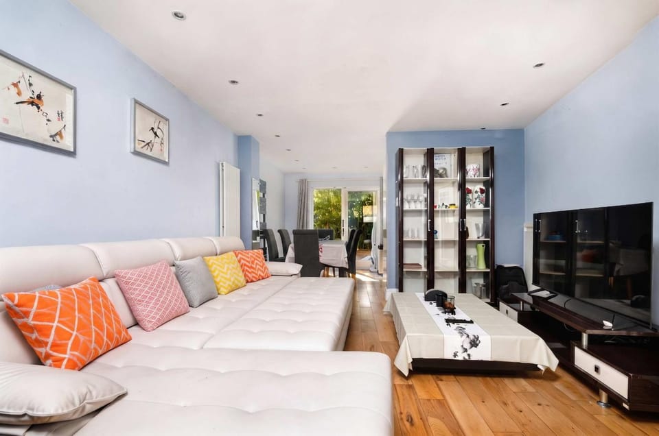 Communal lounge/ TV room, Bed, TV and multimedia, Living room, Photo of the whole room, Seating area, Evening entertainment, Bedroom