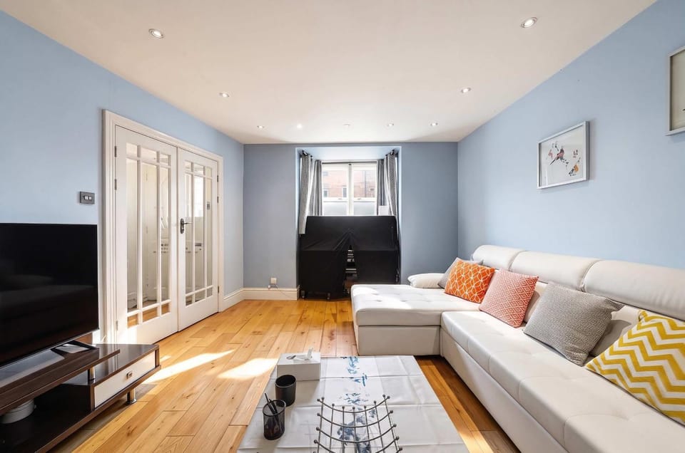 Communal lounge/ TV room, TV and multimedia, Living room, Seating area, Evening entertainment