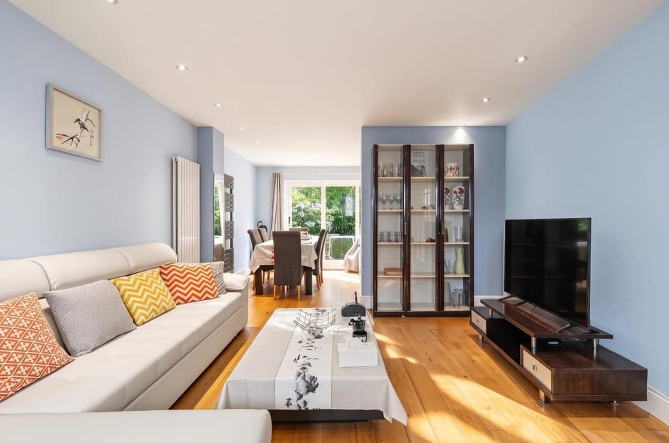 Communal lounge/ TV room, TV and multimedia, Living room, Seating area, Evening entertainment