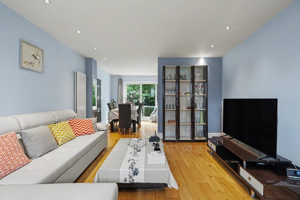 Communal lounge/ TV room, TV and multimedia, Living room, Seating area, Evening entertainment
