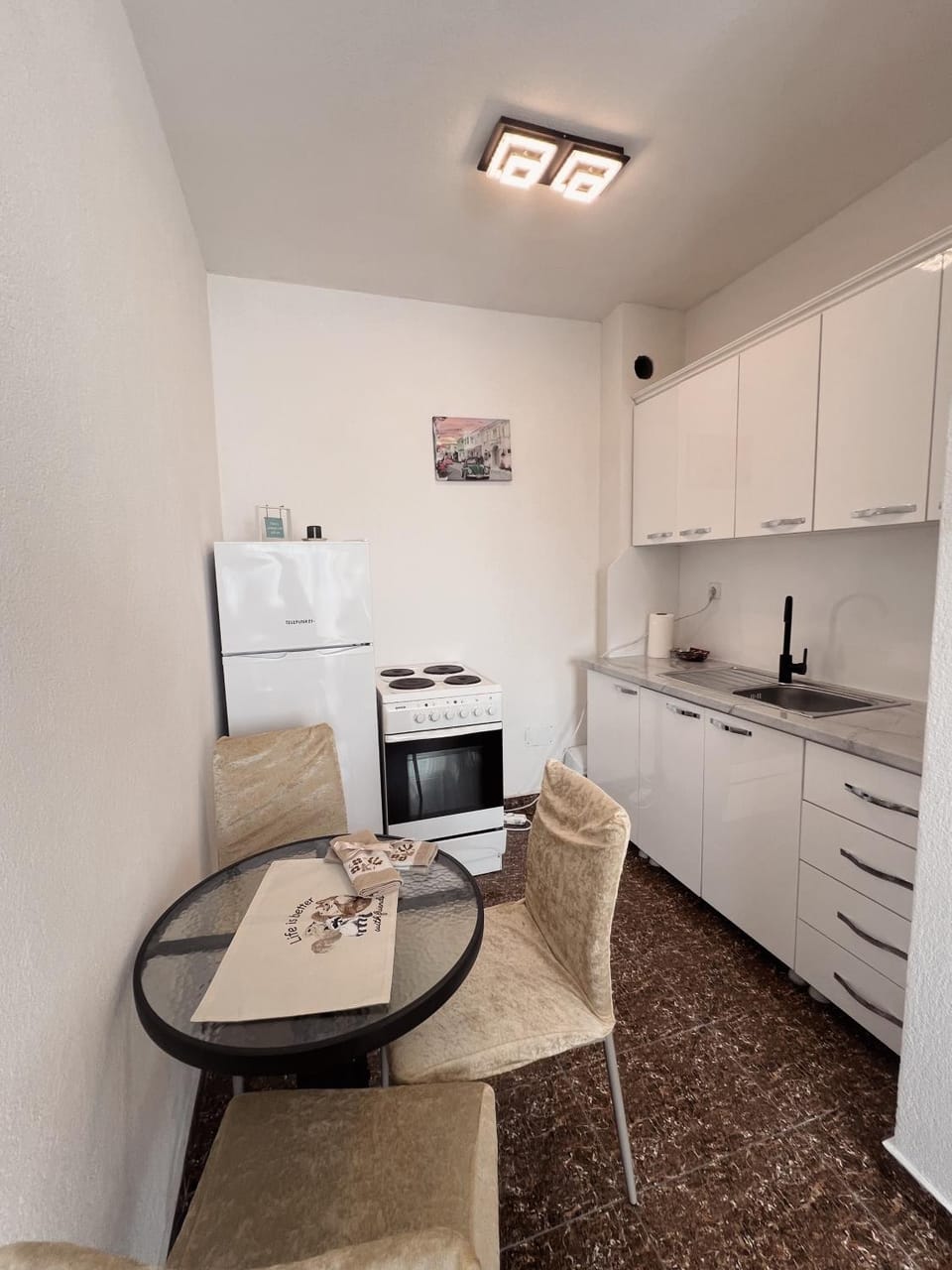 Kitchen or kitchenette, Dining area, oven, stove