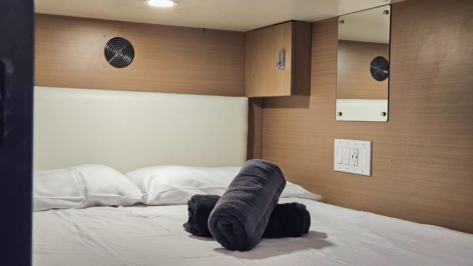 Bed, Bedroom, bunk bed, locker