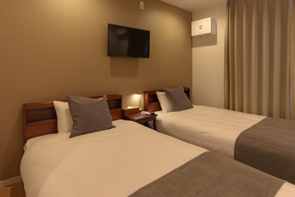 Bed, TV and multimedia, Bedroom