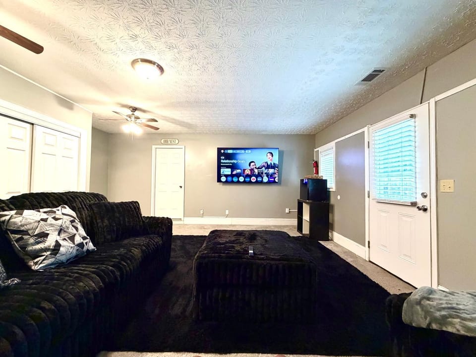 Communal lounge/ TV room, minibar