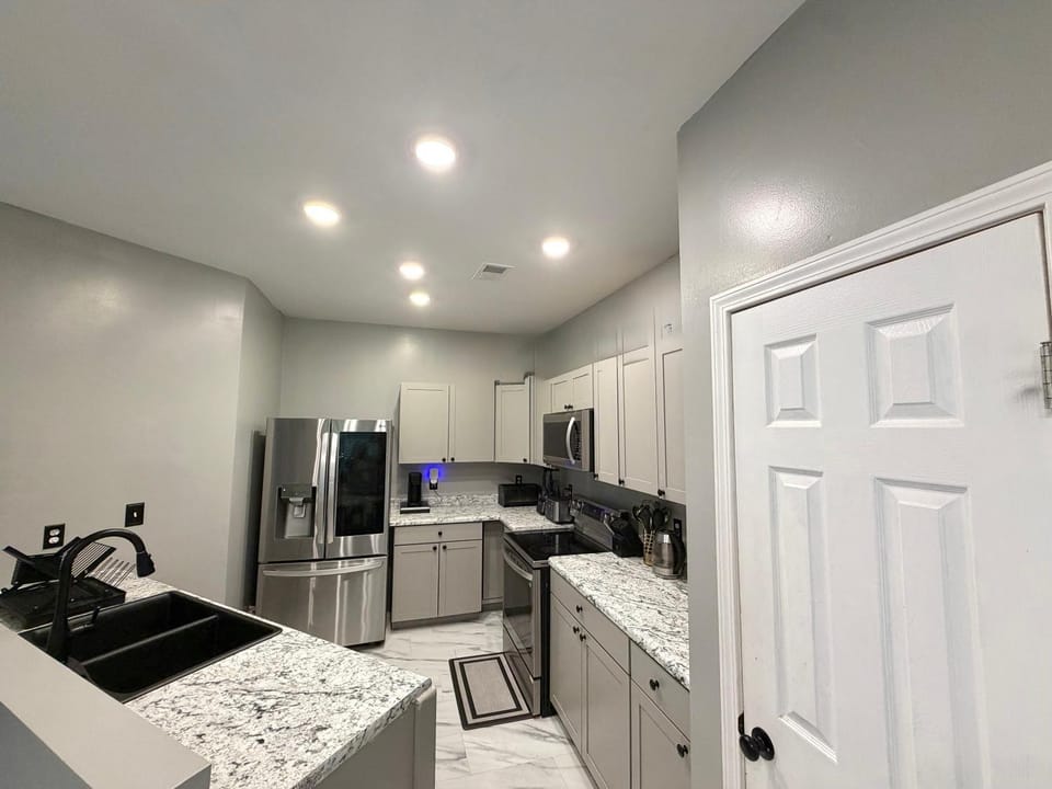 Coffee/tea facilities, Kitchen or kitchenette, dishwasher, microwave, stove, toaster