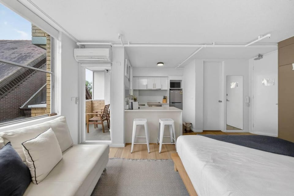 Kitchen or kitchenette, air conditioner