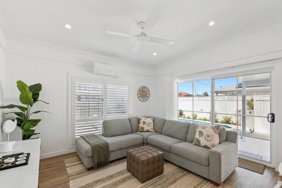 Living room, fireplace, air conditioner