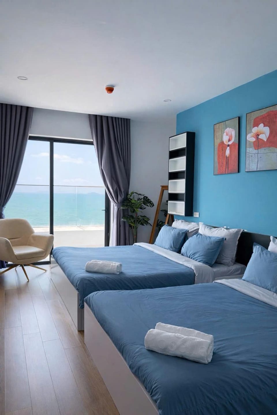 Bed, Decorative detail, Decorative detail, Bedroom