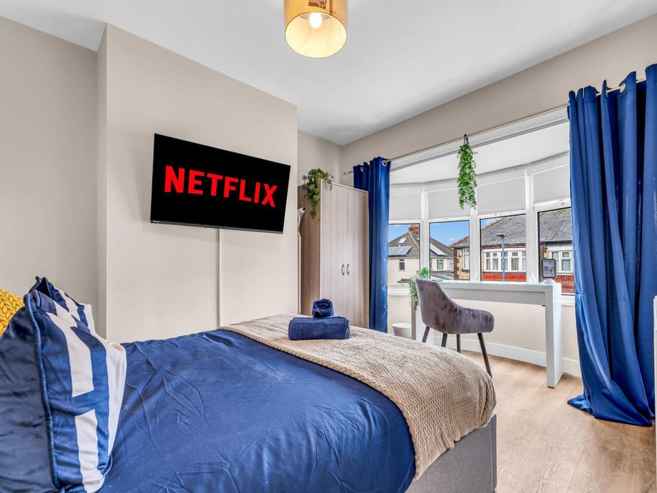 Bed, TV and multimedia, Photo of the whole room, Bedroom