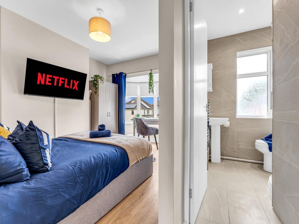 Bed, TV and multimedia, Bedroom