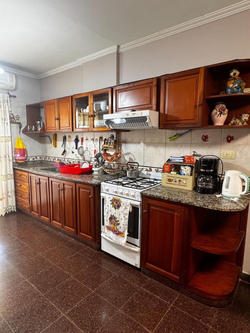 Coffee/tea facilities, Kitchen or kitchenette, oven, stove, toaster