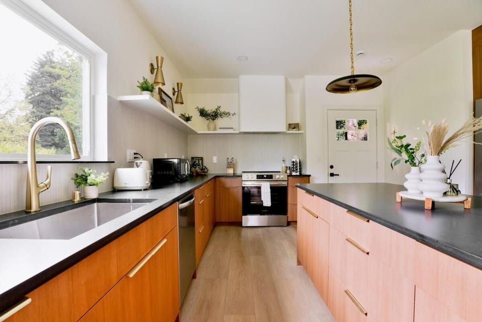 Two Homes Under One Roof Sleeps 14 4 Parking House in Phinney Ridge