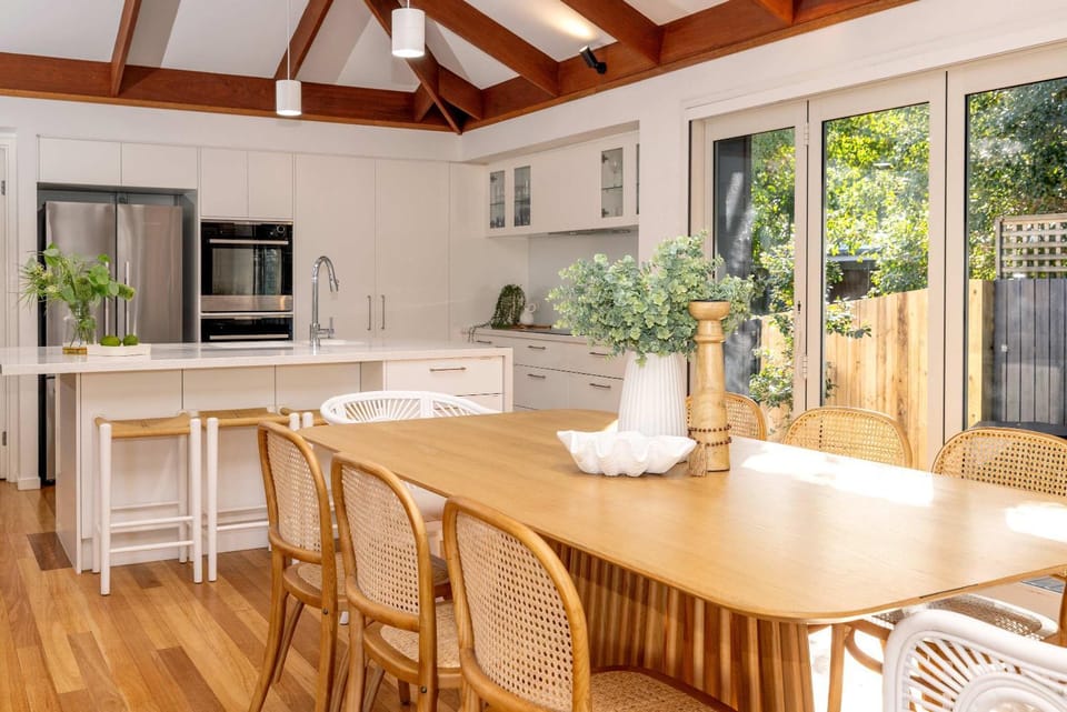 Kitchen or kitchenette, Dining area, stove