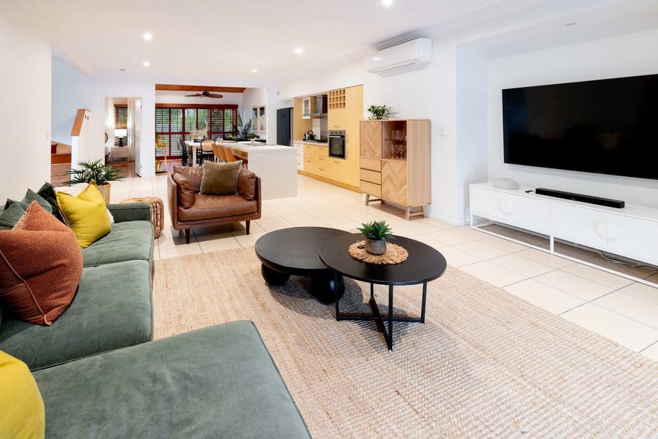 Communal lounge/ TV room, TV and multimedia, Living room, Seating area, Evening entertainment