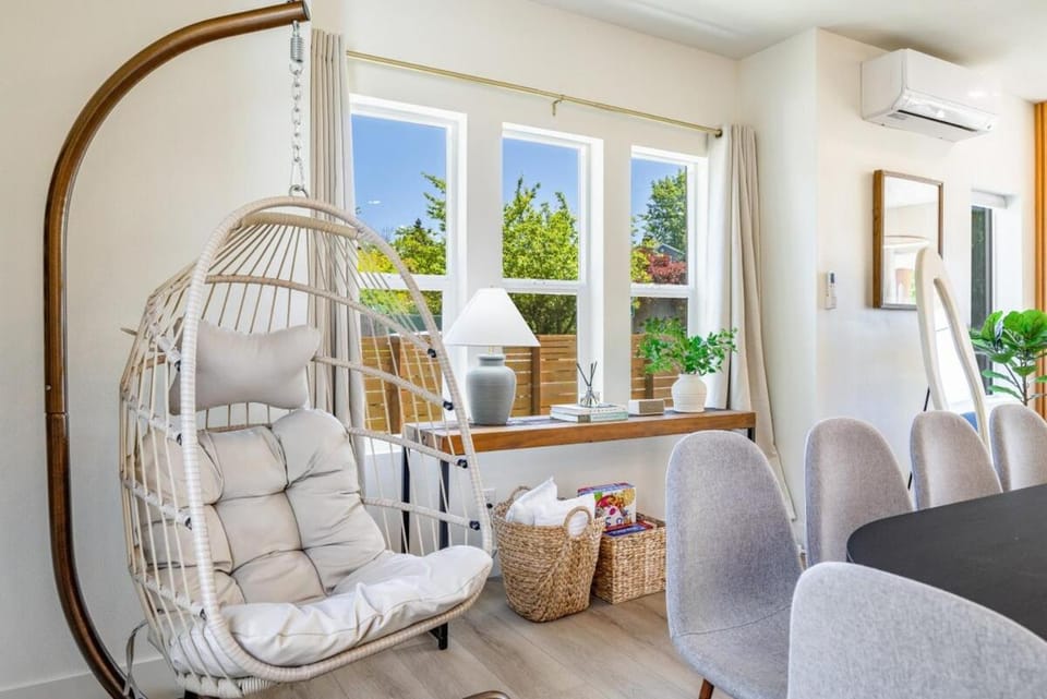 Newly Renovated 11 ppl Mins to WorldCup Cap Hill House in Capitol Hill