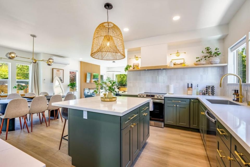Newly Renovated 11 ppl Mins to WorldCup Cap Hill House in Capitol Hill