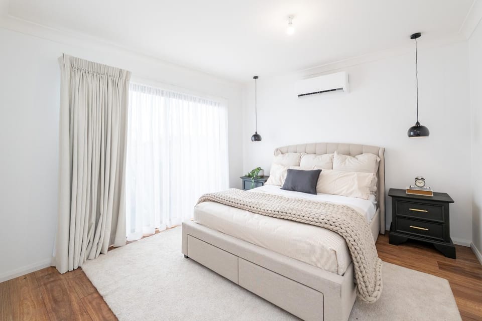 Bed, Bedroom, air conditioner