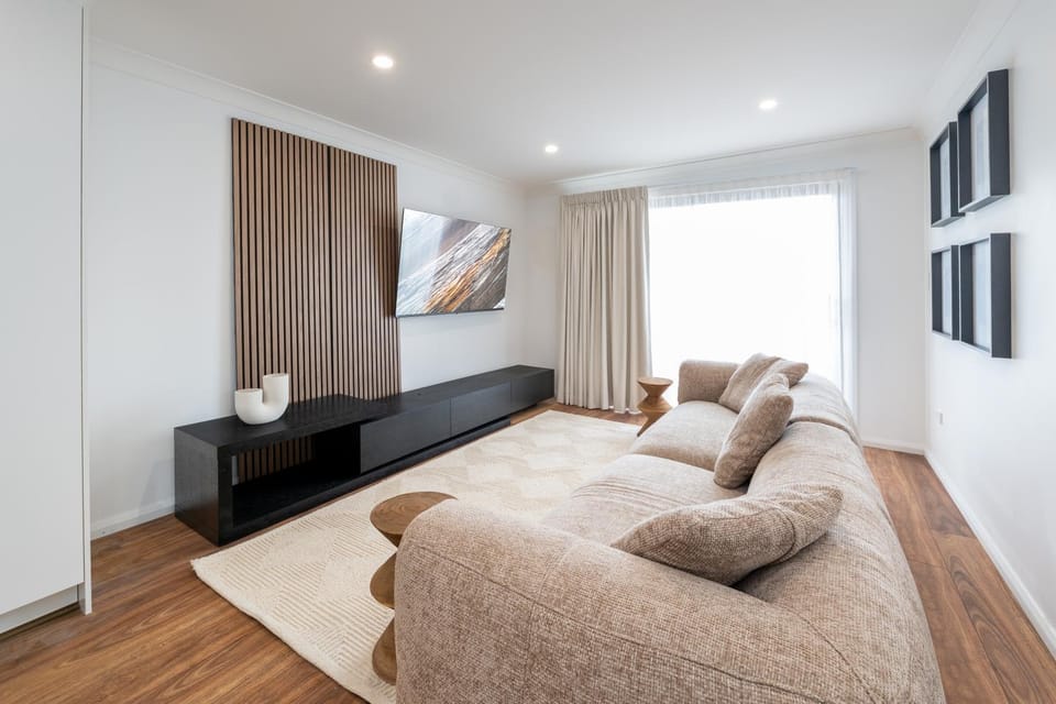 TV and multimedia, Living room, Seating area, Evening entertainment