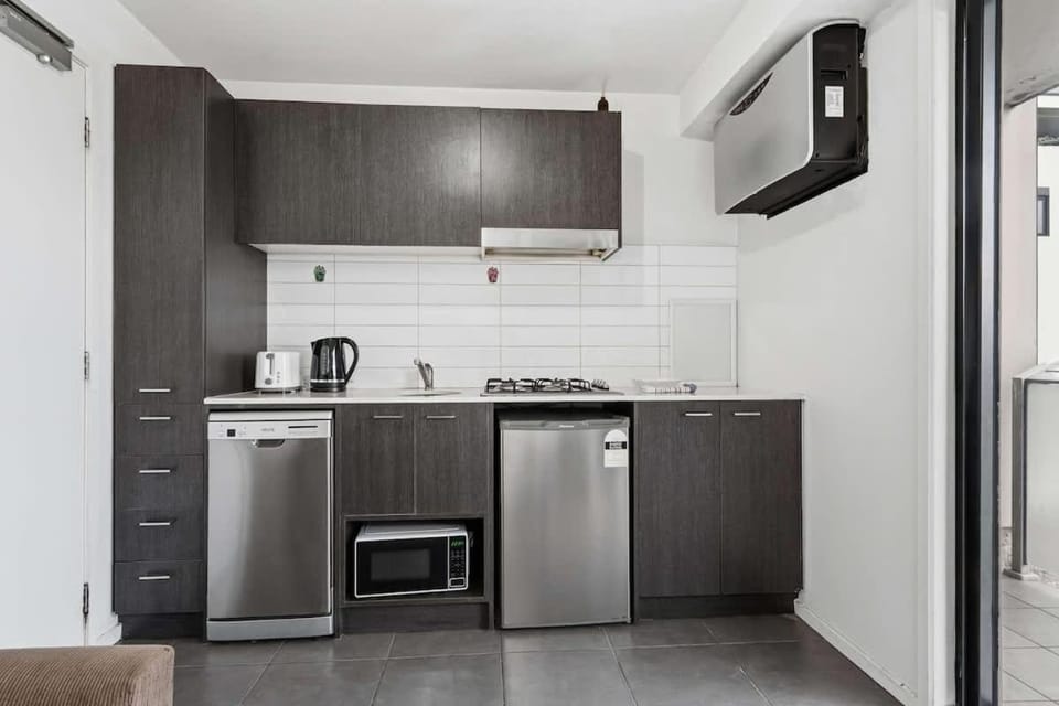 Affordable Studio, Steps to Box Hill Hospital Apartment in Melbourne
