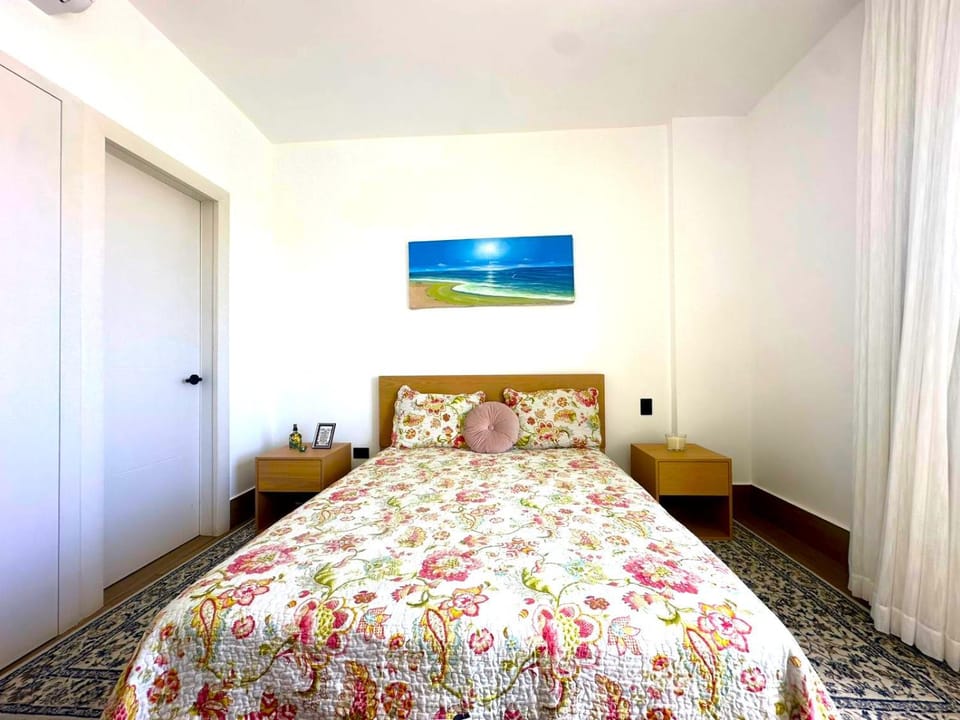 Bed, Photo of the whole room, Decorative detail, Bedroom