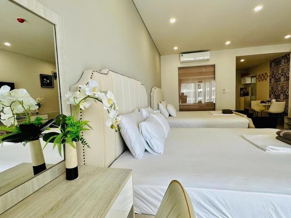 Bed, Living room, Photo of the whole room, Seating area, Bedroom, air conditioner