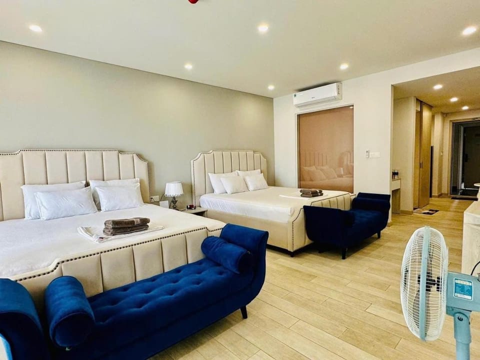 Bed, TV and multimedia, Living room, Photo of the whole room, Seating area, Bedroom, air conditioner