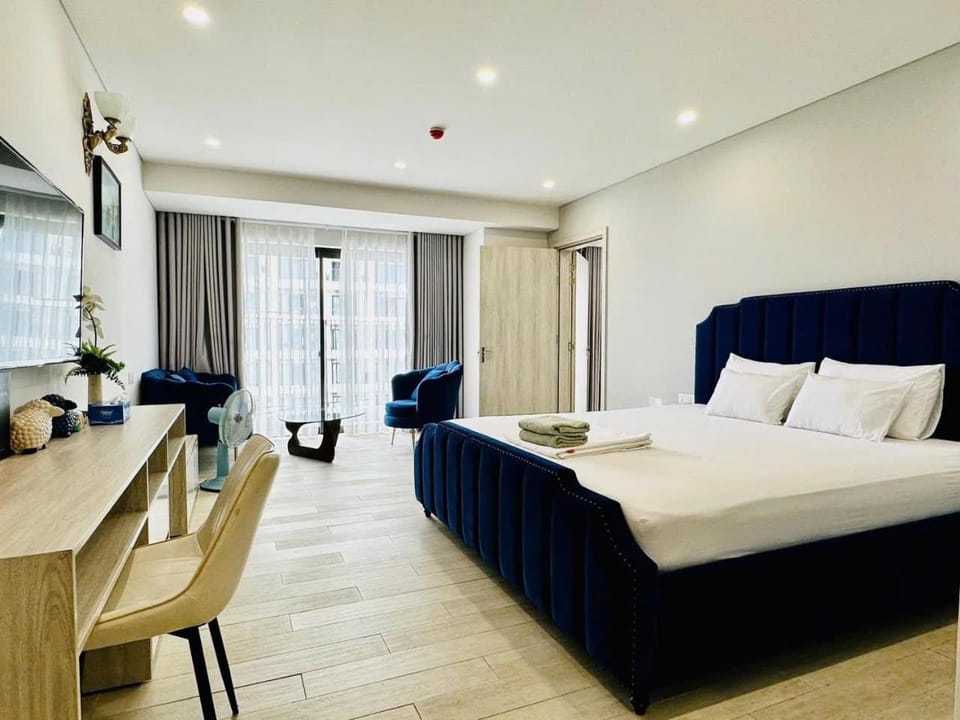 Bed, TV and multimedia, Living room, Photo of the whole room, Seating area, Bedroom, towels