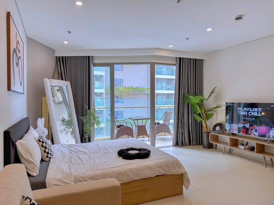 Communal lounge/ TV room, Bed, Natural landscape, TV and multimedia, Living room, Photo of the whole room, Seating area, Evening entertainment, Bedroom, Lake view, River view, towels