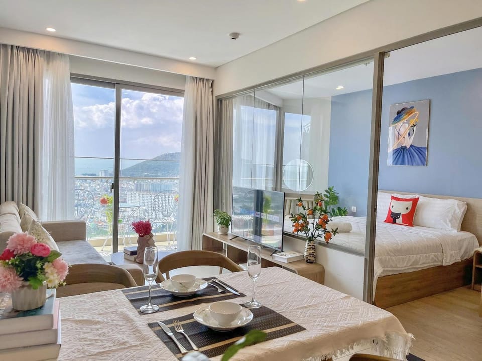 Bed, Natural landscape, Living room, Photo of the whole room, Seating area, Dining area, Bedroom, Lake view, Mountain view, River view, Sea view
