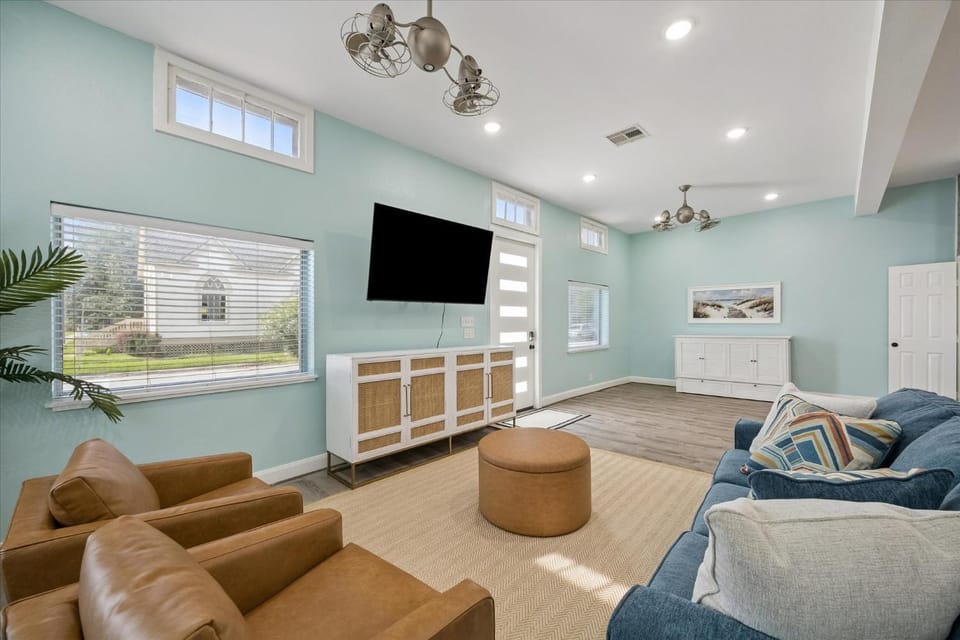 Historic Home with Gated Parking 2 Kitchens and Nearby Beach House in Galveston Island