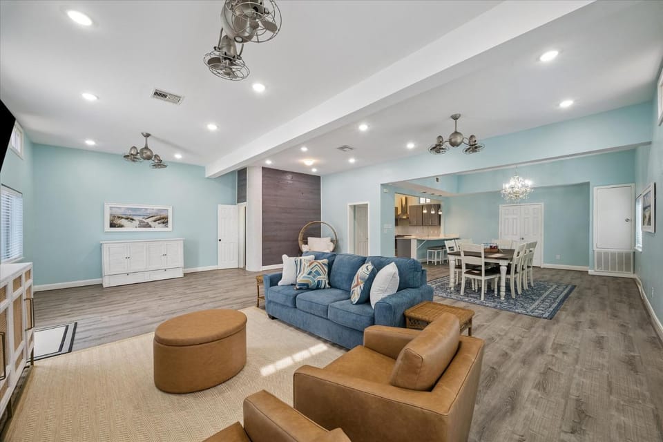 Historic Home with Gated Parking 2 Kitchens and Nearby Beach House in Galveston Island