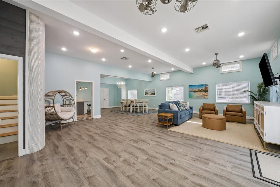 Historic Home with Gated Parking 2 Kitchens and Nearby Beach House in Galveston Island