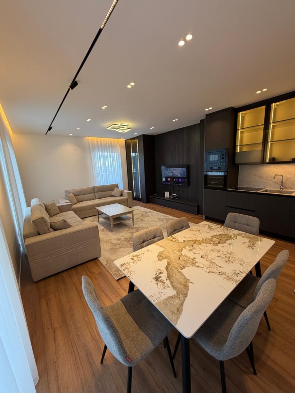 TV and multimedia, Kitchen or kitchenette, Living room, Seating area, Dining area