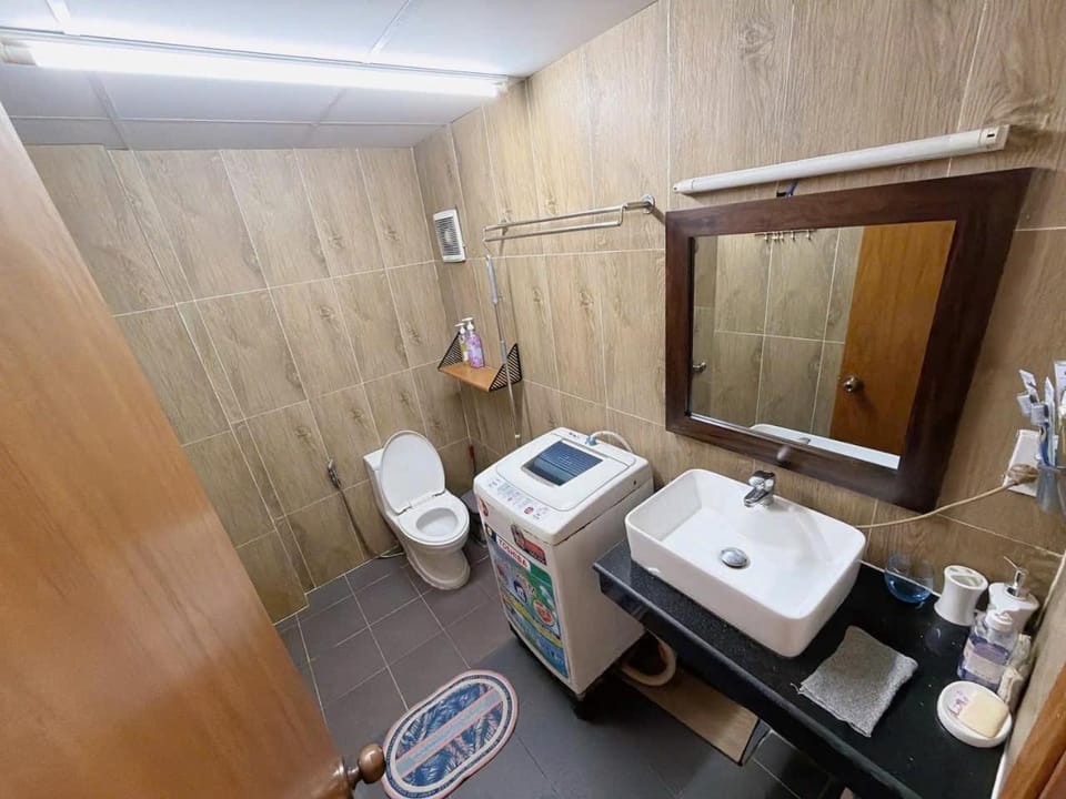 Toilet, Bathroom, towels