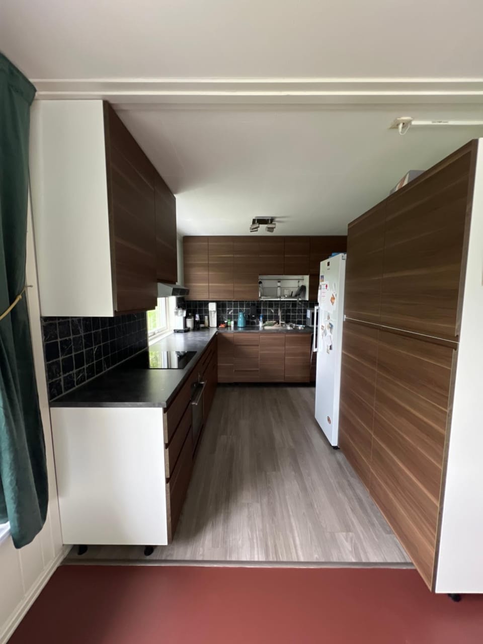 Dobbeltrom på solsida, fin utsikt fra huset, privat bad og delt kjøkken og stua Vacation rental in Vestland