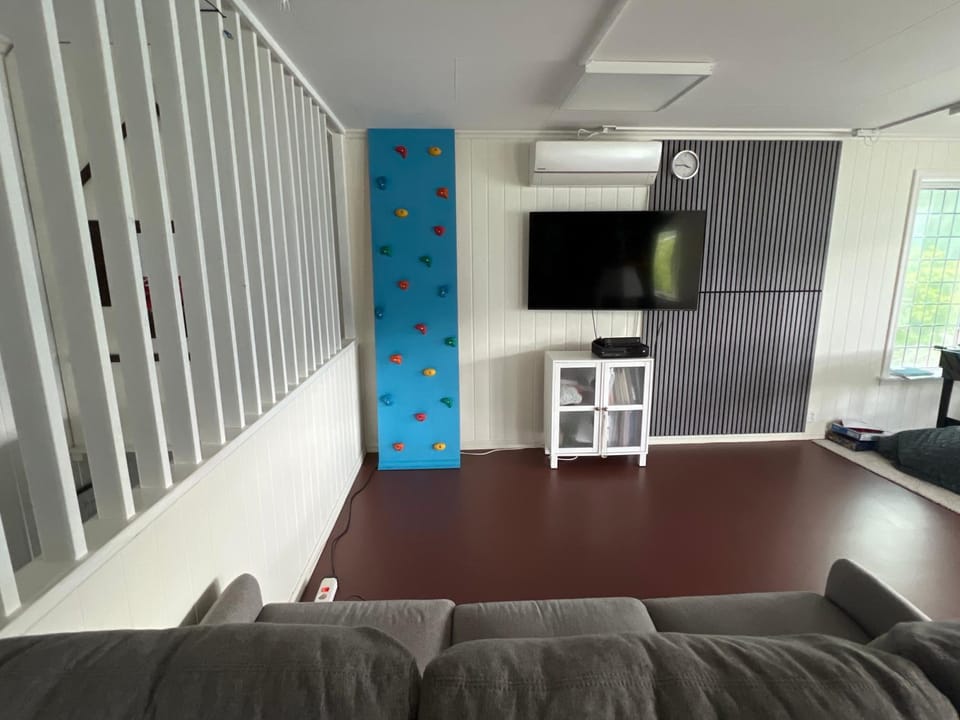 Dobbeltrom på solsida, fin utsikt fra huset, privat bad og delt kjøkken og stua Vacation rental in Vestland